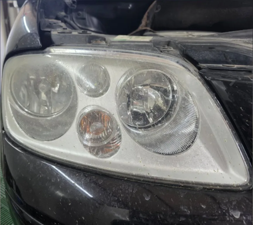 Преди — VW Touran — Възстановен фар