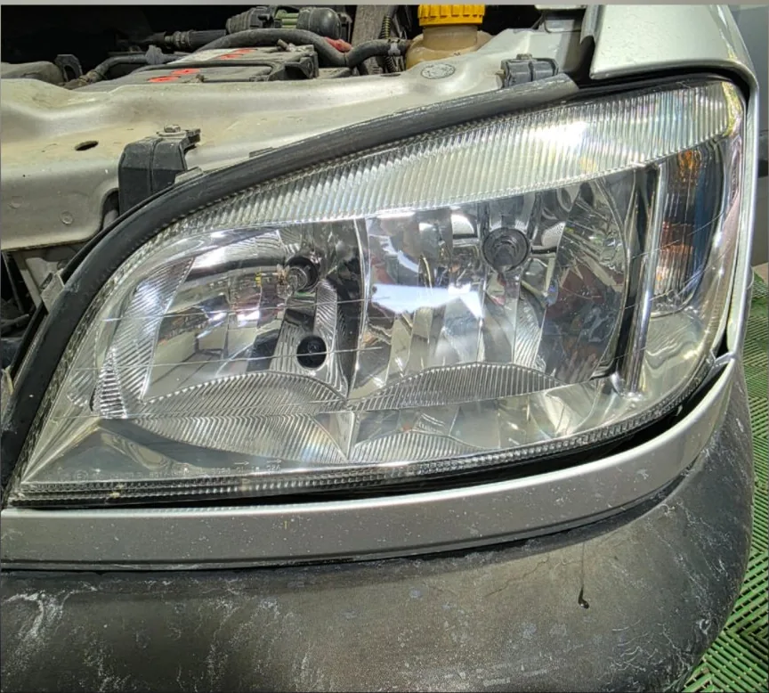 След — Opel Zafira — Възстановен фар