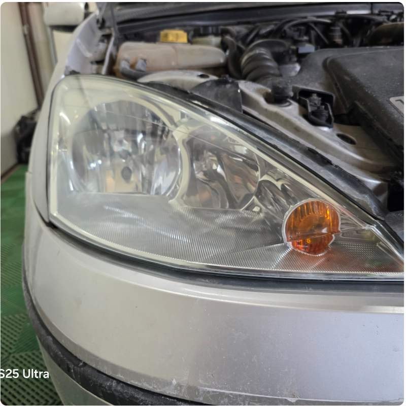 След — Ford Focus — Пожълтели фарове